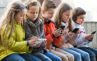 Українським школярам хочуть заборонити використовувати смартфони та інші гаджети у школі