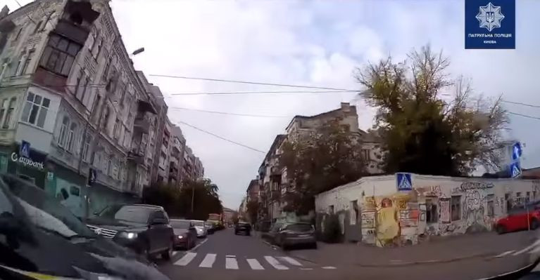 В Киеве автомобиль патрульных попал в ДТП, видео