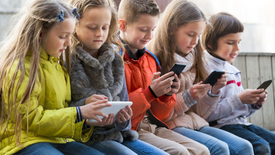 Українським школярам хочуть заборонити використовувати смартфони та інші гаджети у школі