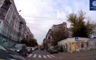 В Киеве автомобиль патрульных попал в ДТП, видео