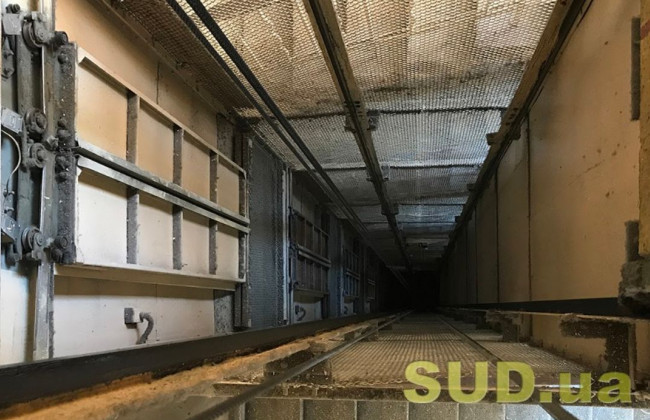 В Киеве оборвался трос лифта, видео