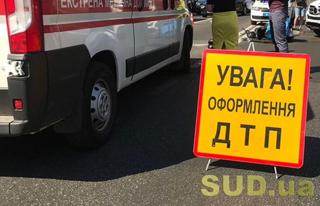 В Киеве на Северном мосту фура въехала в дорожных рабочих, видео