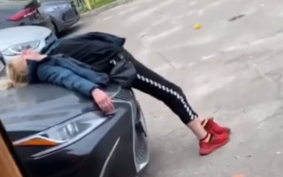 В Киеве женщина уснула на капоте Lexus, видео