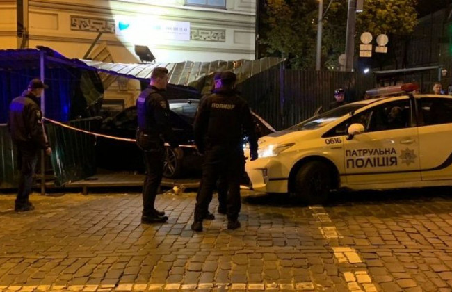 Серьезное ДТП в Киеве: Audi на бешеной скорости влетела в дом, фото