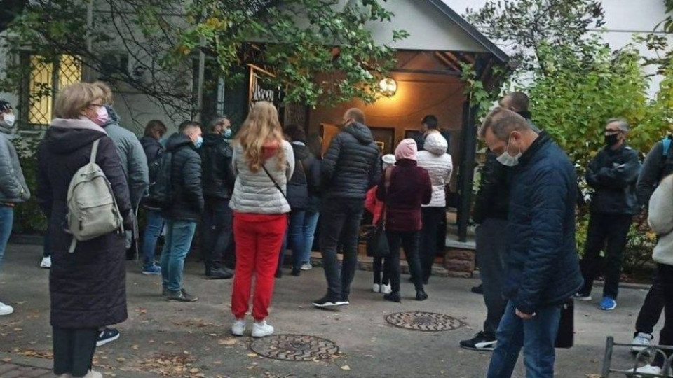 Более 100 человек: показали очередь в киевскую лабораторию за тестом на COVID-19