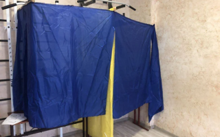 Карематы, доски и ширма для кукольного театра: как в Житомире сделали кабинки для голосования, фото