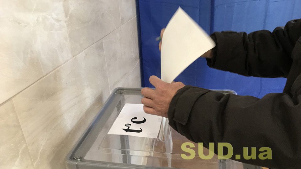 На подоконниках, скамейках и столах: как голосуют в Житомирской области, фото
