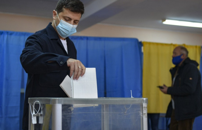 На избирательном участке Зеленского атаковала активистка Femen без нижнего белья: фото