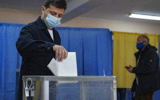 На избирательном участке Зеленского атаковала активистка Femen без нижнего белья: фото