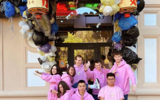 Киевский ресторан украсили мусором, фото