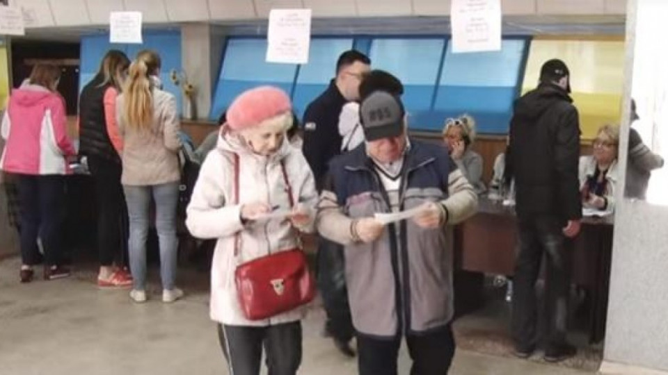 В Кривом Роге родители Зеленского проголосовали на выборах и ответили на опрос, видео