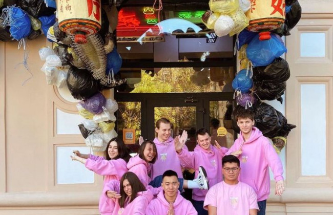 Киевский ресторан украсили мусором, фото