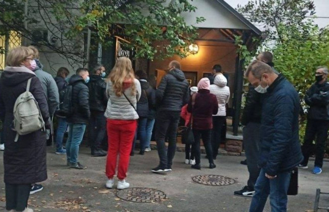 Более 100 человек: показали очередь в киевскую лабораторию за тестом на COVID-19