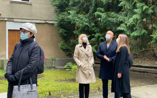 Шмыгаль проголосовал и рассказал, что думает об опросе Зеленского