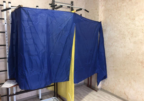 Карематы, доски и ширма для кукольного театра: как в Житомире сделали кабинки для голосования, фото