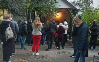 Более 100 человек: показали очередь в киевскую лабораторию за тестом на COVID-19