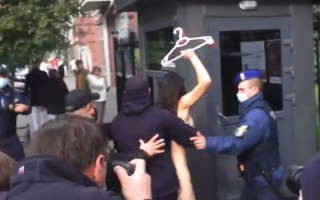 Выразила солидарность: активистка Femen разделась у посольства Польши в Киеве: фото, видео