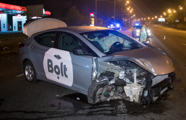 В Днепре автомобиль такси влетел в дорожное ограждение, фото