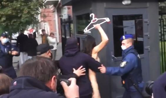 Выразила солидарность: активистка Femen разделась у посольства Польши в Киеве: фото, видео