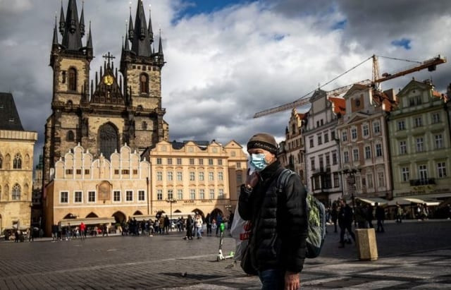В Чехии вводят комендантский час из-за пандемии