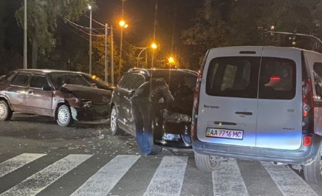 Серьезное ДТП в Киеве: разбиты три автомобиля