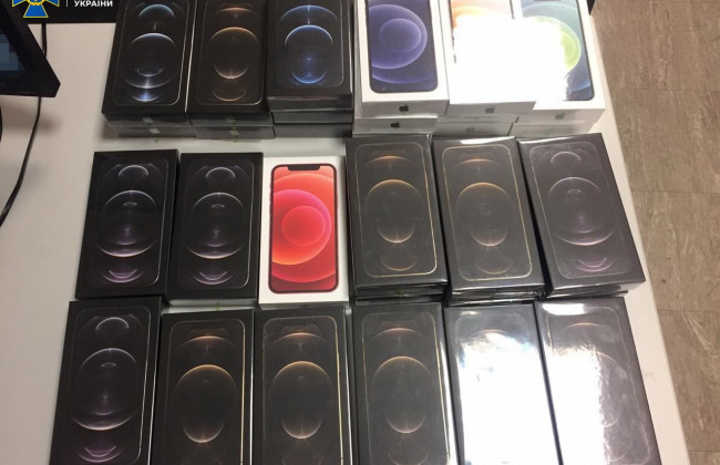 В аеропорту «Бориспіль» спіймали контрабандиста, який перевозив партію iPhone 12 на понад мільйон гривень