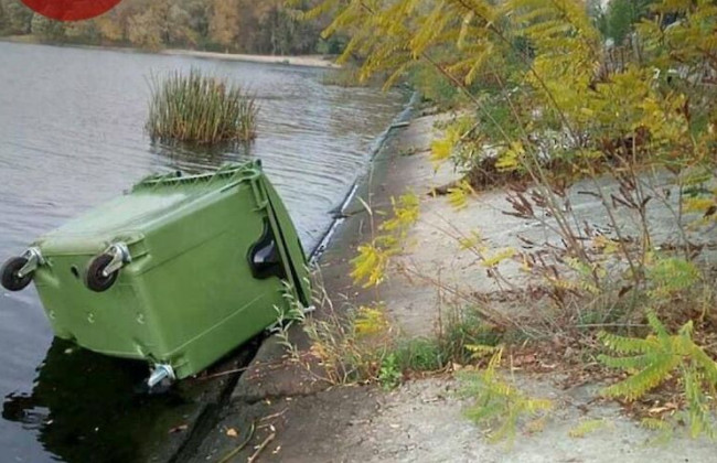 В Киеве вандалы сбросили мусорные контейнеры в Днепр: фото