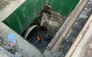 В Киеве в коллектор упали работники водоканала: один пострадавший в тяжелом состоянии, фото