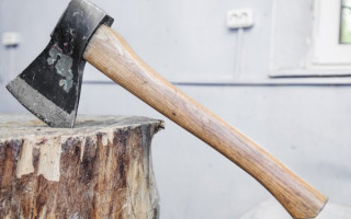 В Днепре мужчина избил жену и угрожал топором детям