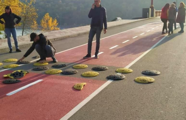 У Києві встановили перший «лежачий поліцейський» проти велосипедистів