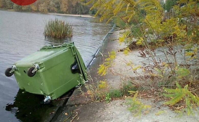 В Киеве вандалы сбросили мусорные контейнеры в Днепр: фото