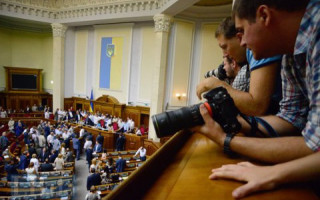 Комитет по свободе слова запретил журналистам 22 изданий посещать Раду: список
