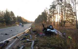 В Сумской области 20-летний водитель Audi столкнулся с отбойником: четверо погибших