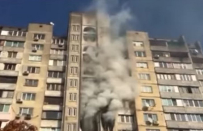 В Киеве на Троещине горела жилая многоэтажка: видео