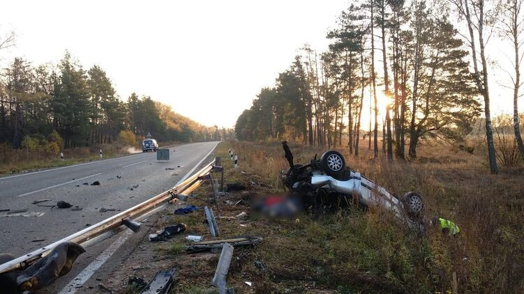 В Сумской области 20-летний водитель Audi столкнулся с отбойником: четверо погибших