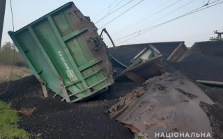 В Кривом Роге сошли с рельсов 14 вагонов грузового поезда: фото