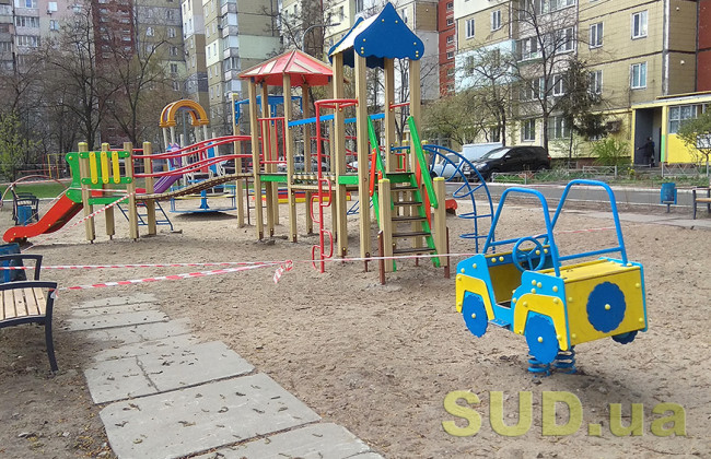 Жуткая находка: в Бердянске женщина повесилась на турнике на детской площадке