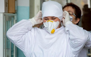 За добу майже 400 українських медиків заразилося COVID-19