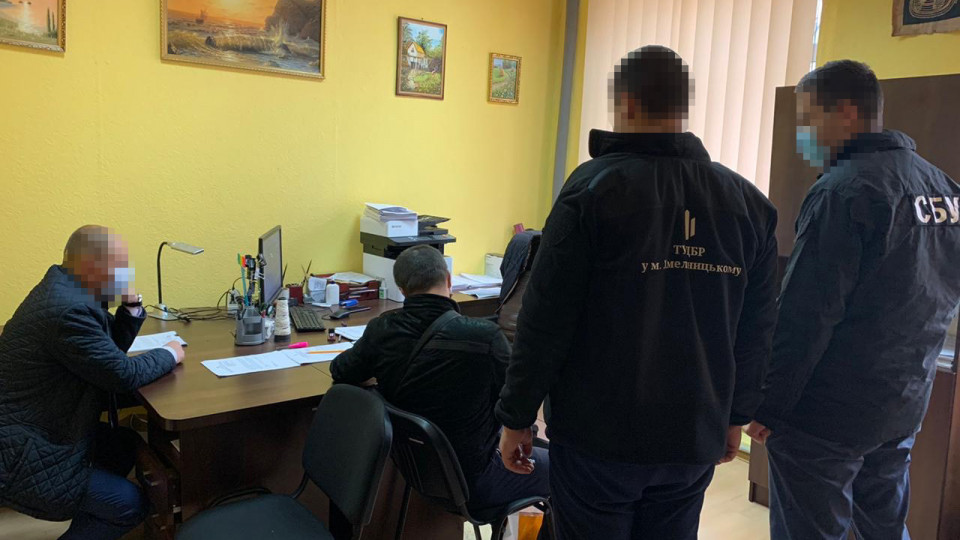 Недорахування 440 000 грн: у Вінницькій області головний ревізор ДФС підозрюється у службовій недбалості