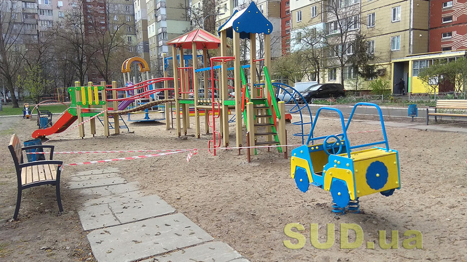 Жуткая находка: в Бердянске женщина повесилась на турнике на детской площадке