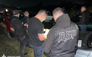 У Чернівцях патрульний організував схему збуту канабісу та амфетаміну
