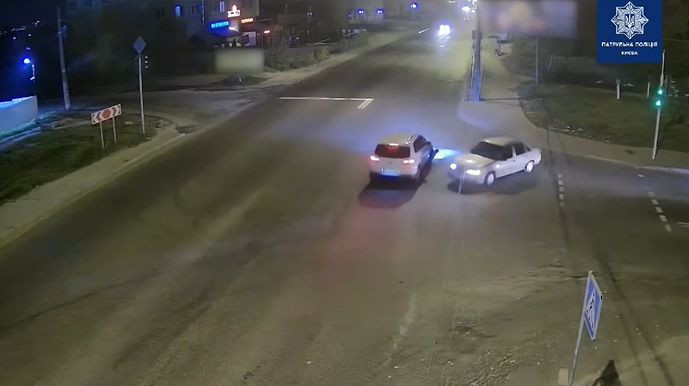 В Киеве на пустой дороге произошло серьезное ДТП: видео