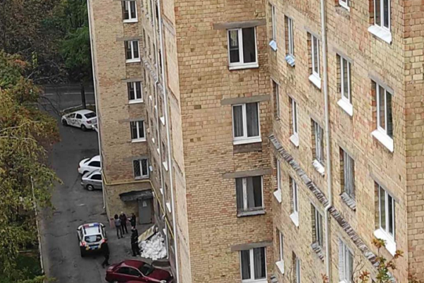В Киеве из окна выпрыгнул преподаватель вуза: пострадавший оставил записку