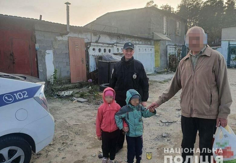 В Киеве двоих детей нашли в лесу: подробности