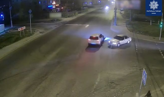 В Киеве на пустой дороге произошло серьезное ДТП: видео