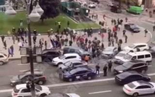 Серьезная авария на Майдане Независимости: водитель влетел в остановку, видео