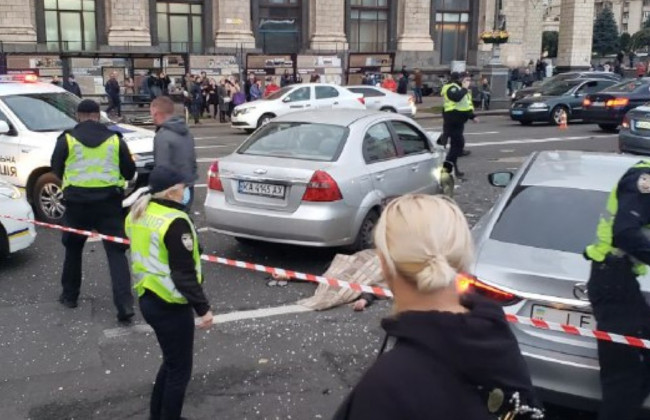 На Майдане Независимости водитель влетел в пешеходов: появились фото и данные о виновнике ДТП