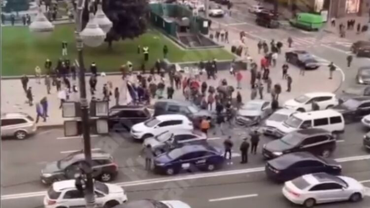 Серьезная авария на Майдане Независимости: водитель влетел в остановку, видео