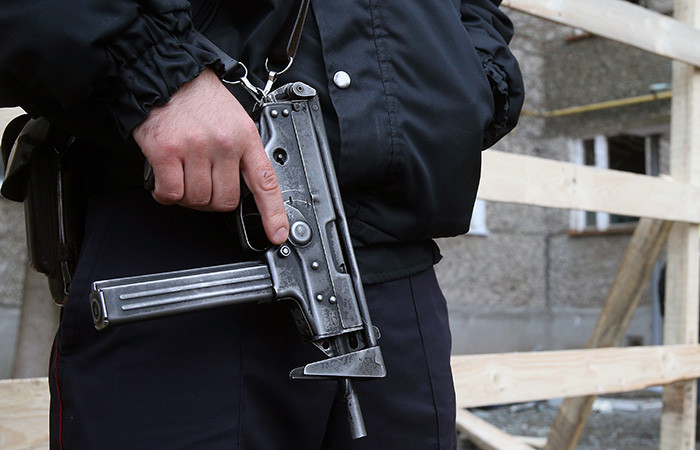 В РФ застрелили вооруженного подростка, который пытался поджечь отделение полиции