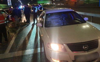 В Киеве автомобиль сбил пешехода, гулявшего по проезжей части: видео